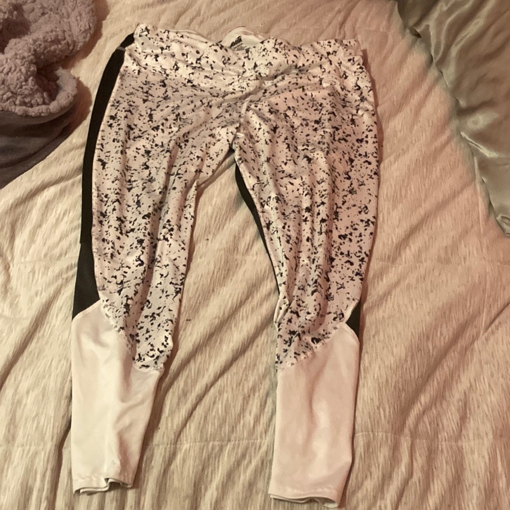 Avia splatted black and white gym leggings
